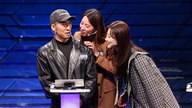 林可彤、李新（中、右）湊上前聞奧運霹靂舞主席陳柏均（左）身上香水味，被主持人哈林笑稱是女性犯罪分子。（圖／公視提供） 