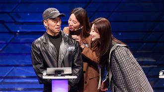 林可彤、李新（中、右）湊上前聞奧運霹靂舞主席陳柏均（左）身上香水味，被主持人哈林笑稱是女性犯罪分子。（圖／公視提供） 