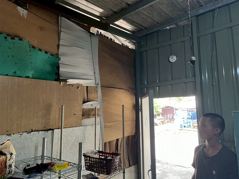 父子住山邊破舊貨櫃屋，冬天難忍寒風刺骨，卻只能煮一鍋熱水，三、四顆火鍋料加進去打發一餐。（圖／中國信託慈善基金會）