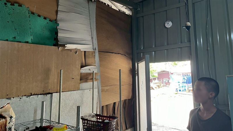 擠山邊貨櫃屋度日 父子3顆火鍋料當一餐