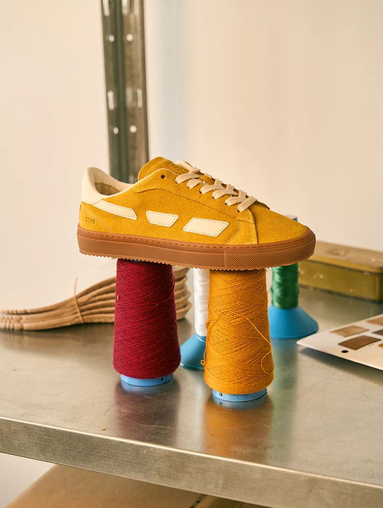 SAYE M99 City系列推出適合冬天的麂皮款系列,此款為全球熱賣的芥末黃。(圖/品牌業者提供)