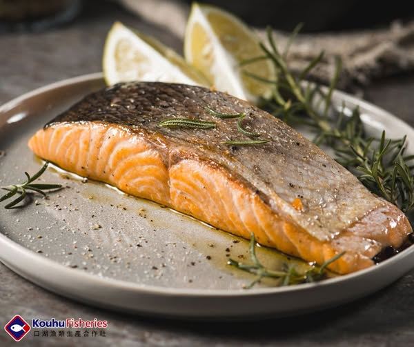 煎鮭魚時常會看到鮭魚表面冒出白白的一層「像起司」的東西?(圖/翻攝自台灣鯛生態創意園區粉專)