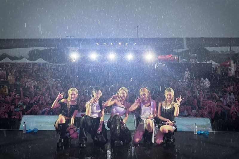 YOUNG POSSE在今年S2O TAIWAN時在大雨狂淋中表演。(圖/翻攝自IG @youngposseup)