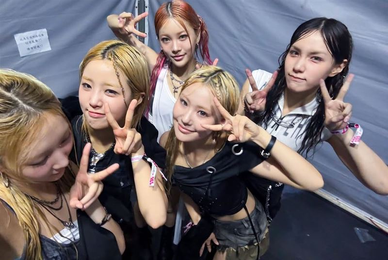 YOUNG POSSE全員表演結束全身濕透卻感覺很浪漫。(圖/翻攝自IG @youngposseup)