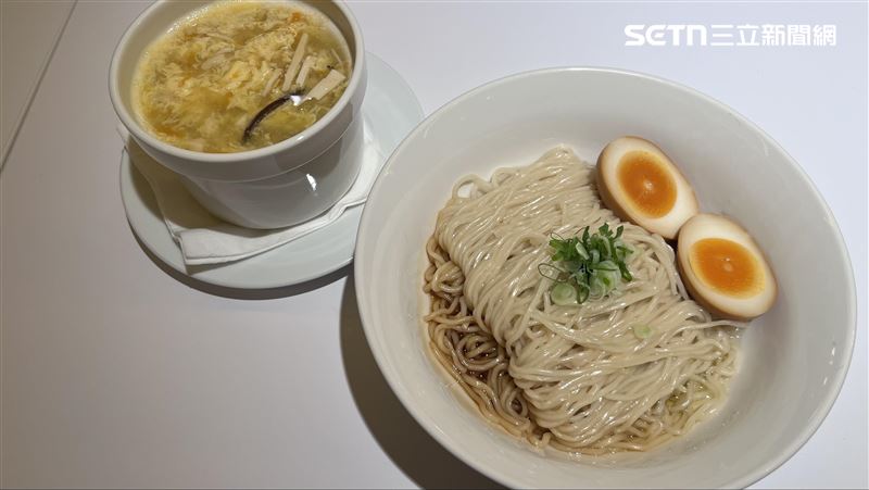 蔥油拌麵套餐搭配煙燻黃金蛋與蝦仁酸辣湯。(圖/記者賴俊佑攝影)