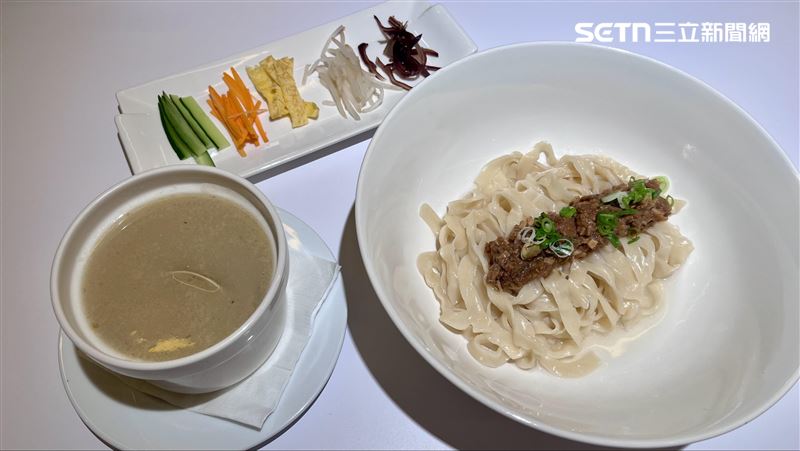 炸醬麵套餐附上5款配料和蛤蠣湯。(圖/記者賴俊佑攝影)