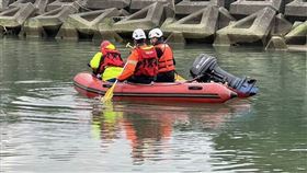 宜蘭蘇澳鎮12日發生一起落海意外，一對越南籍的兄弟至白米溪出海口抓螃蟹，弟弟（25歲）疑不慎落海失聯，搜救人員今天上午在事發海域尋獲遺體。