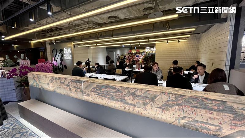 孫麵店進駐百貨美食街,不用熟人帶路也能品嘗傳奇美味。(圖/記者賴俊佑攝影)