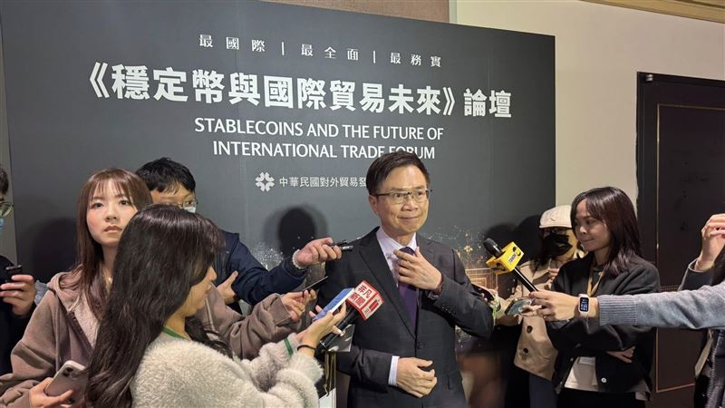 受美國「天才法案」推動，穩定幣跨境支付已成不可逆新模式。貿協董事長黃志芳指出，海外台商已有10%使用穩定幣搶單，國內業者也有5%跟進。貿協特邀Visa、Circle高層及日韓專家，以「中立平台」角度，聚焦穩定幣實際應用、法規遵循及會計準則。目的在於助台灣業者應對客戶需求，從容迎戰數位貿易趨勢。（圖／記者師瑞德攝影）