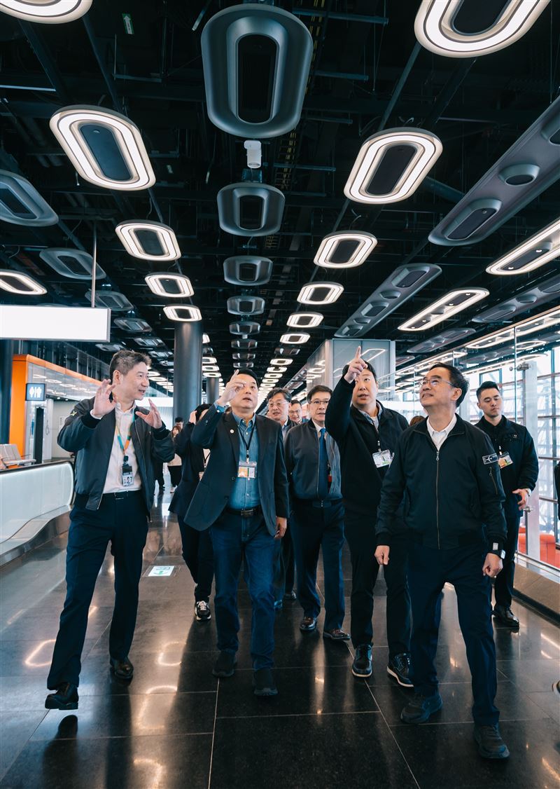 陳世凱向立法委員介紹北登機廊廳設計。(圖/交通部提供)