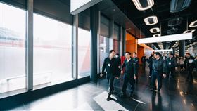 陳世凱介紹北登機廊廳設計概念。（圖／交通部提供）