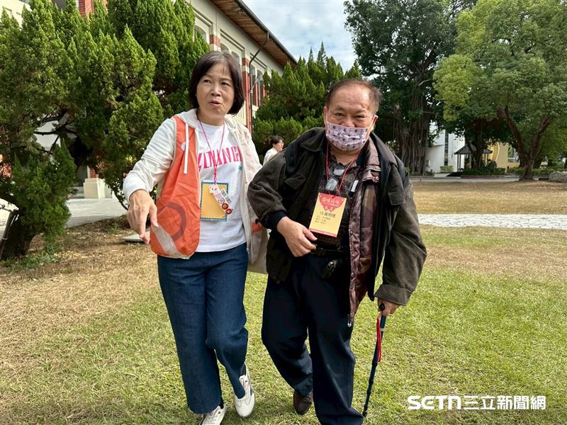 弱勢獨居、行動不便的長者,基金會特別安排志工和專車接送,確保他們能安全、舒適地來到圍爐會場,讓所有長輩都能排除交通障礙,共同參與這場溫馨的年節盛會。(圖/翻攝畫面)