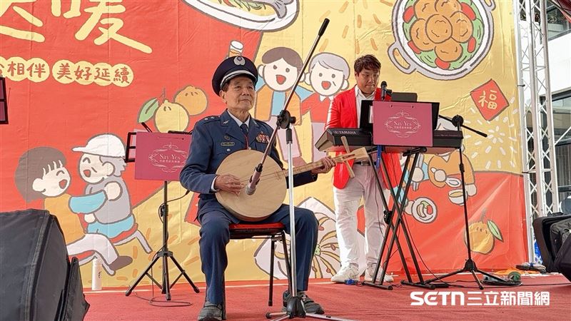 曾參加五燈獎!7旬爺穿軍服彈月琴帥翻了