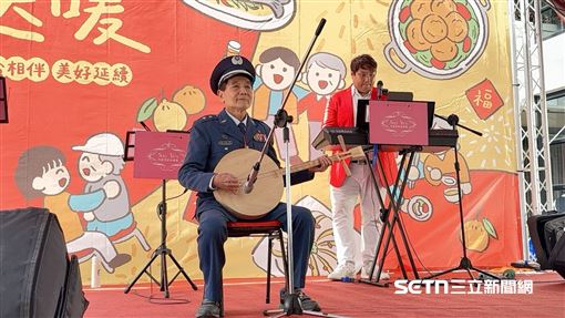 曾參加五燈獎！7旬爺穿軍服彈月琴帥翻了