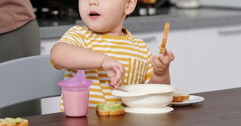 醫學研究指出,嬰幼兒相較成人,體重較輕且新陳代謝系統尚未成熟,因此對重金屬的耐受性更低。(示意圖)