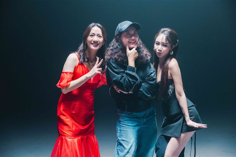 導演郭佩萱（中）解釋MV意涵。（圖／新視紀整合行銷提供）