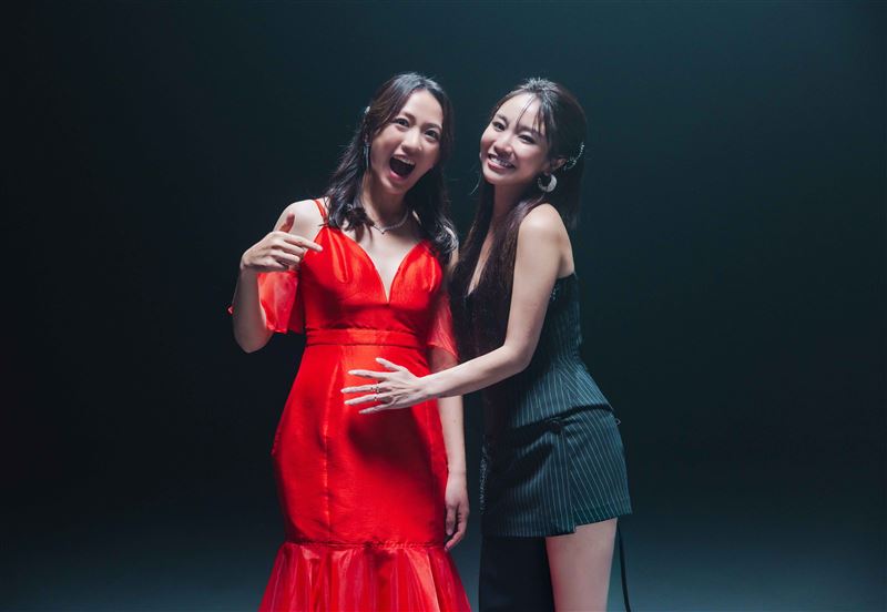 陳芳語（右）〈擁抱自己 Hold on till the end〉MV找來范宸菲（左）合作。（圖／新視紀整合行銷提供）