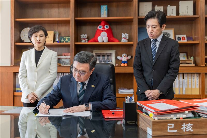 行政院長卓榮泰在總統令稿上加註意見，「不予副署」財劃法修正案。（圖／翻攝自卓榮泰臉書）