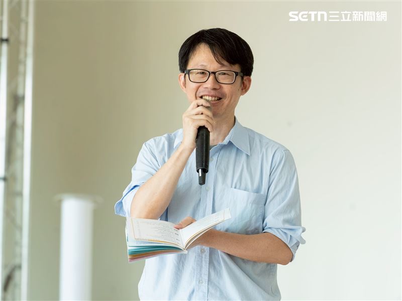 神經內科王旌祖醫師認為,失智症的照護涵蓋許多面向,希望此書能提供一個照顧指南,協助照顧者應對日常照護。(圖/台南市立醫院提供)