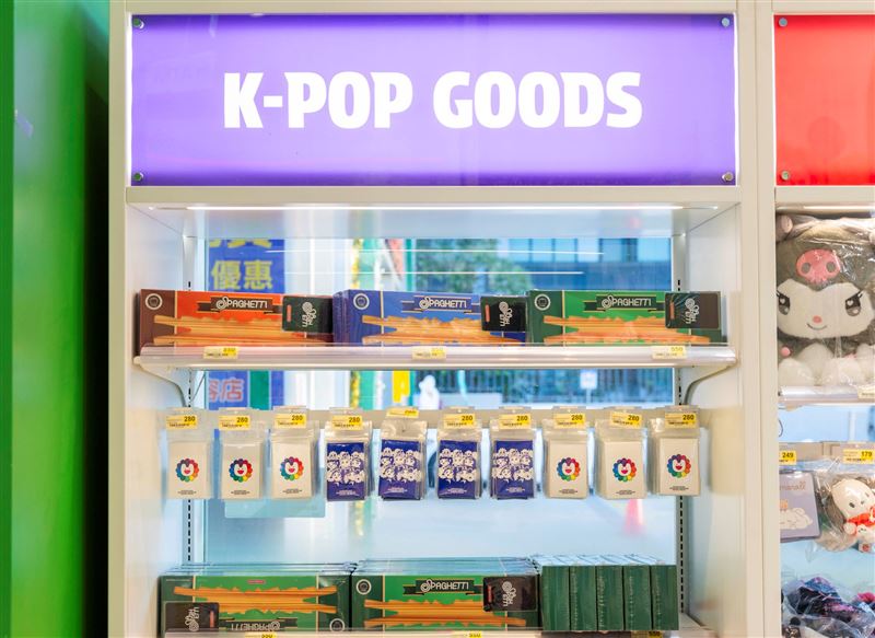 康橋門市「IP專區」內設有KPOP專區。(圖/品牌業者提供)