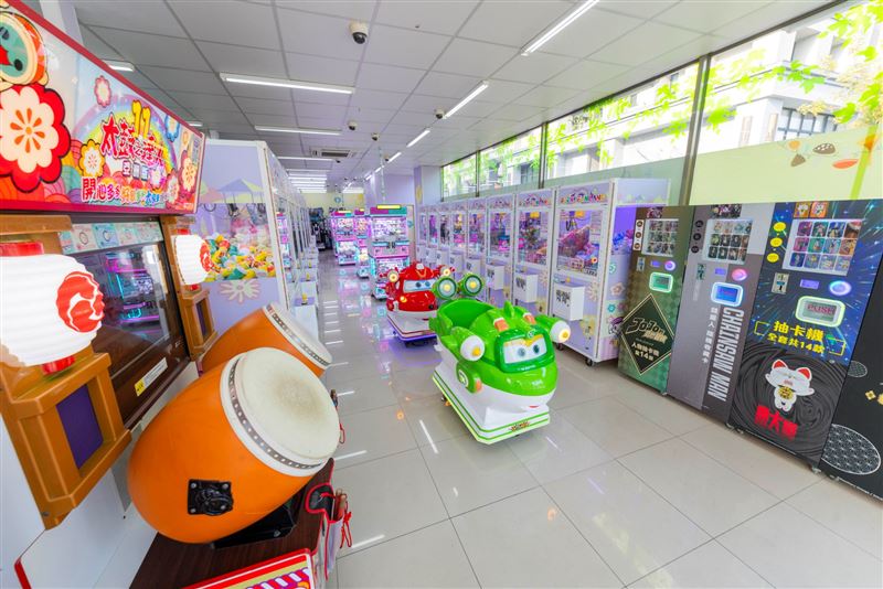結娃寶機、遊戲卡牌機、娛樂互動設備等的「OPEN! FUNLAND」進駐台南仁發門市。。(圖/品牌業者提供)