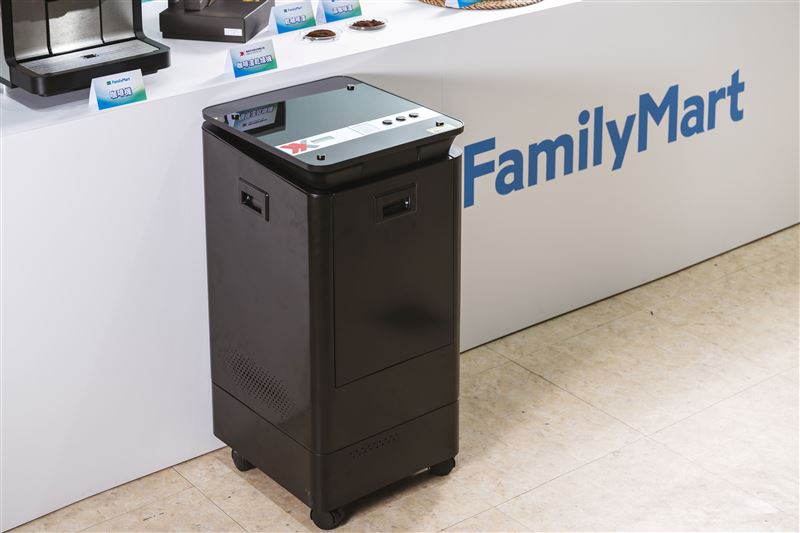 全家攜手鴻旭科技研發的咖啡渣乾燥機,可將咖啡渣含水率降至10%以下,避免發霉,有效解決咖啡渣回收時效與品質管理難題。(圖/品牌業者提供)