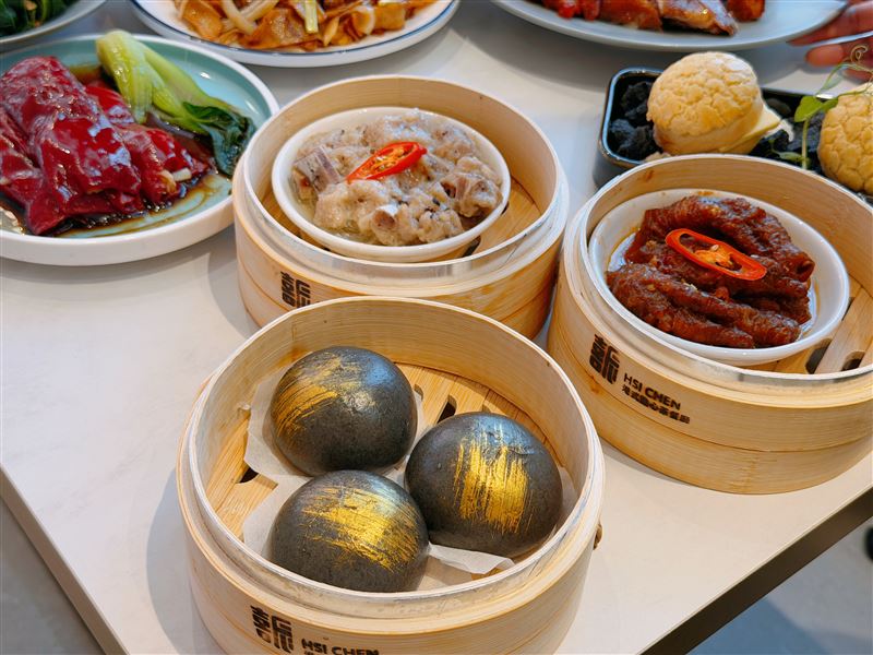 「喜辰港式點心茶餐廳」主打撈麵、燒臘、蒸點、港式點心與多款中式料理。(圖/記者林意筑攝)