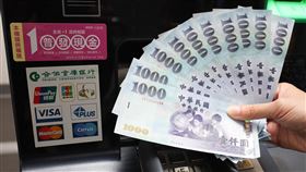 普發現金1萬元  ATM領取將開放（2）普發現金新台幣1萬元領取方式採登記入帳、ATM領現、郵局領現、直接入帳、造冊發放5種方式，其中ATM領現預計11月17日起開放，民眾可以在有貼識別貼紙的ATM取款。中央社記者謝佳璋攝  114年11月10日