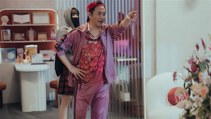 湯志偉演出的「Jacky哥」聲音沙啞引起網友討論,其實是導演林立書的巧思。(圖/六魚文創提供)