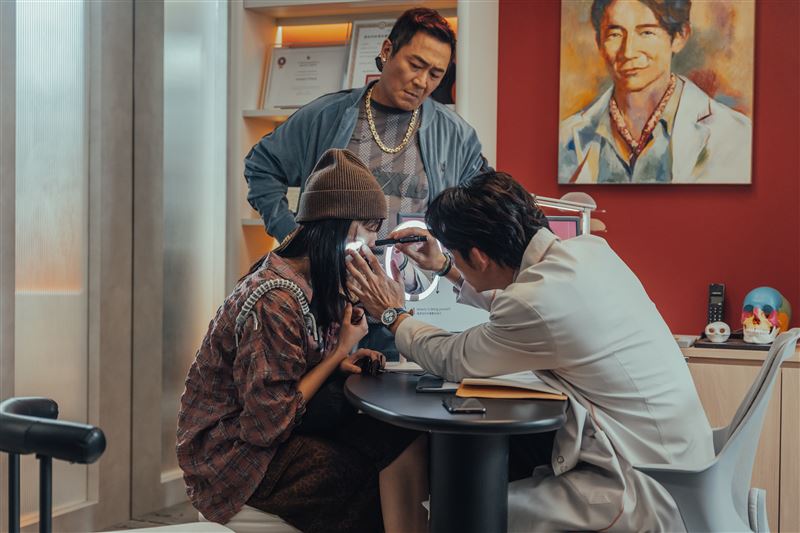 湯志偉(後)飾演王渝萱(前排左)父親,同時也是嚴密監控的經紀人。(圖/六魚文創提供)