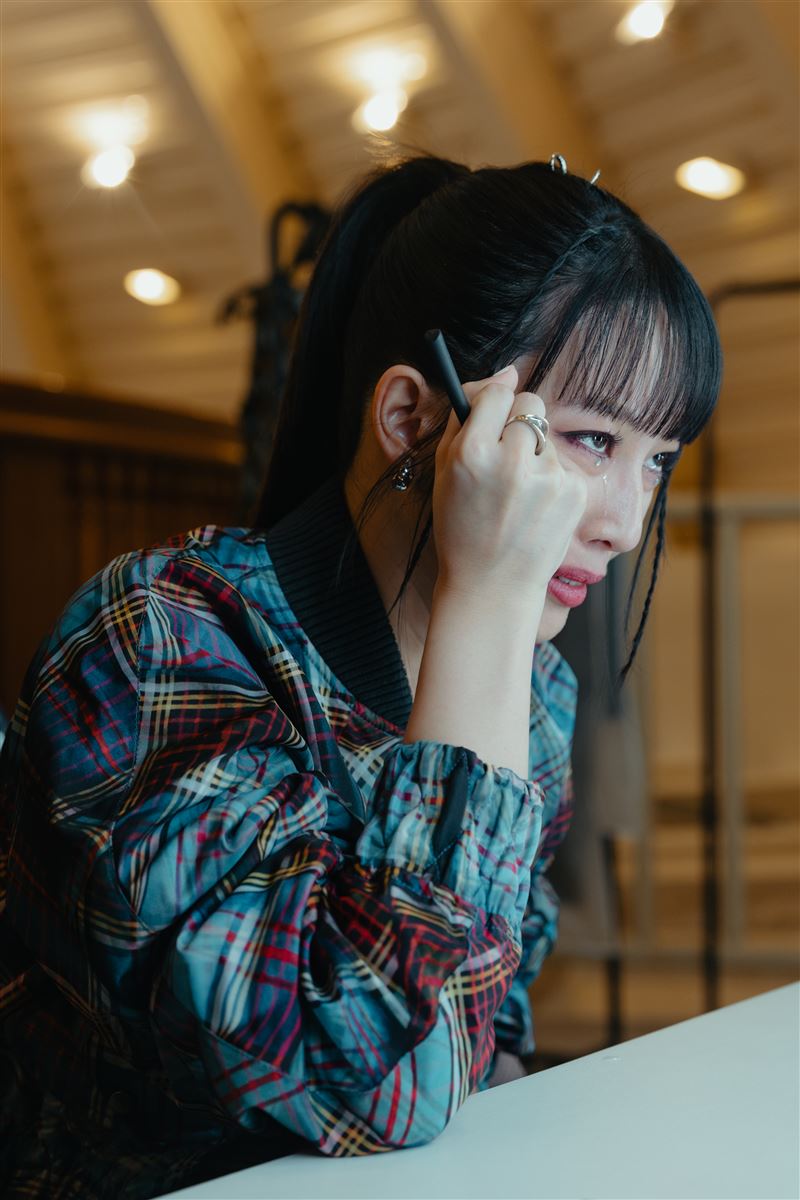 王渝萱飾演流行天后李霏,不惜毀容求放過。(圖/六魚文創提供)