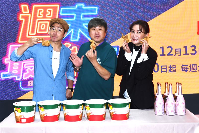 歐漢聲(左)、胡瓜、陳亞蘭吃炸雞。(圖/華視提供)