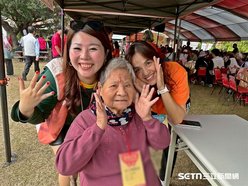 弱勢獨居阿嬤在居服員林柔安和志工的陪伴下出席圍爐餐會,還在現場體驗做指甲,這是許多阿嬤們從未有過的經驗,她們對於指甲被塗上亮麗的顏色、變得漂亮感到新奇又開心。(圖/翻攝畫面)