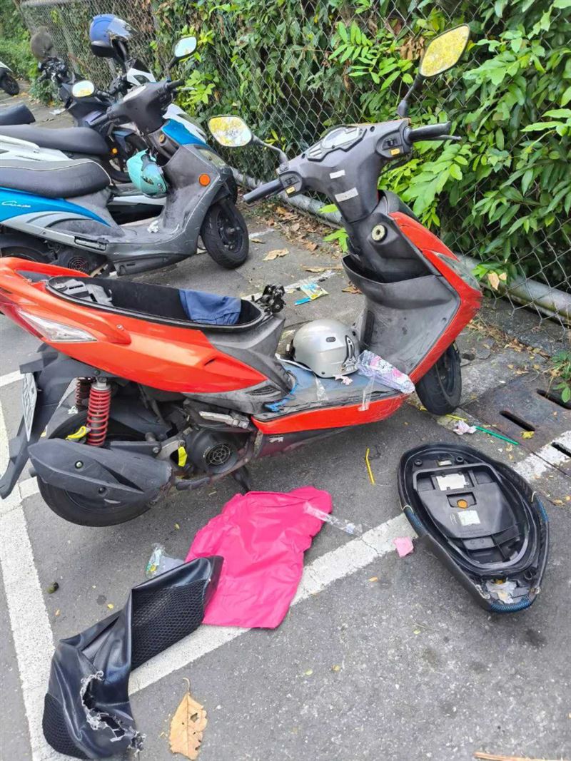 一位網友停在壽山動物園，沒用樹枝壓著，椅墊立刻被猴子掀開亂翻。（圖／翻攝Threads＠p34569）