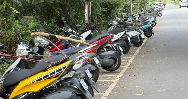 在地人到壽山動物園停車，都會用樹枝壓著車廂。（圖／翻攝Threads＠p34569）