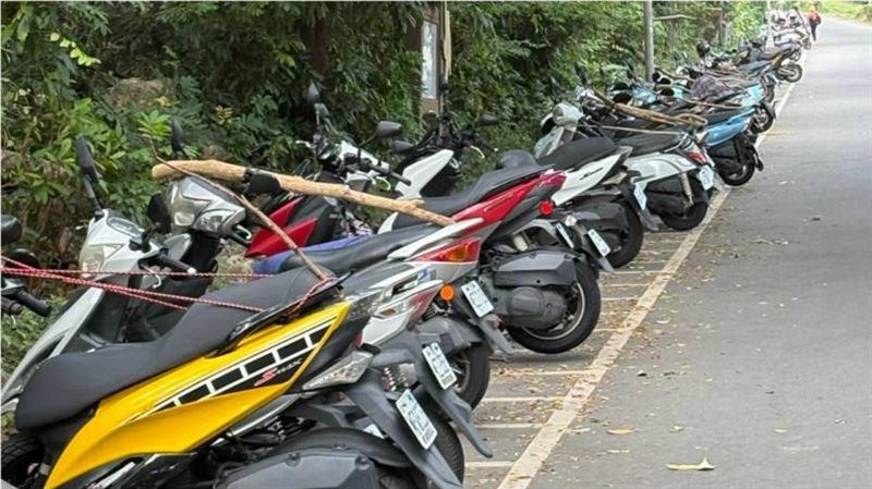 停車驚見「整排機車插樹枝」內行人揭真相