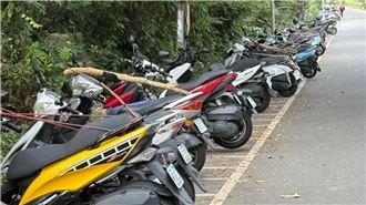 停車驚見「整排機車插樹枝」內行人揭真相