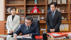 行政院長卓榮泰在總統令稿上加註意見，「不予副署」財劃法修正案。（圖／翻攝自卓榮泰臉書）