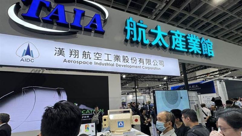 全台灣最會造飛機的漢翔,曾經因經國號戰機(IDF)砍單陷生死危機,還好靠波音、空巴轉包與MRO翻身,2024年營收逾400億元。當年為美籍顧問建的13公頃美軍村,危機後先活化,2022年推文創、2023年變身翔園文旅,把軍工故事做成可住、可逛的航太體驗。(圖/記者師瑞德攝影)