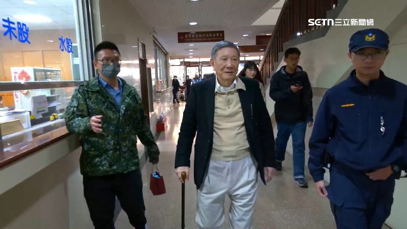 沈慶京拄拐杖現身