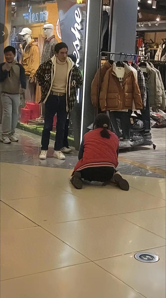 中國流傳一段疑似女子下跪，請丈夫幫忙買衣服的影片。（圖／取自網易新聞）