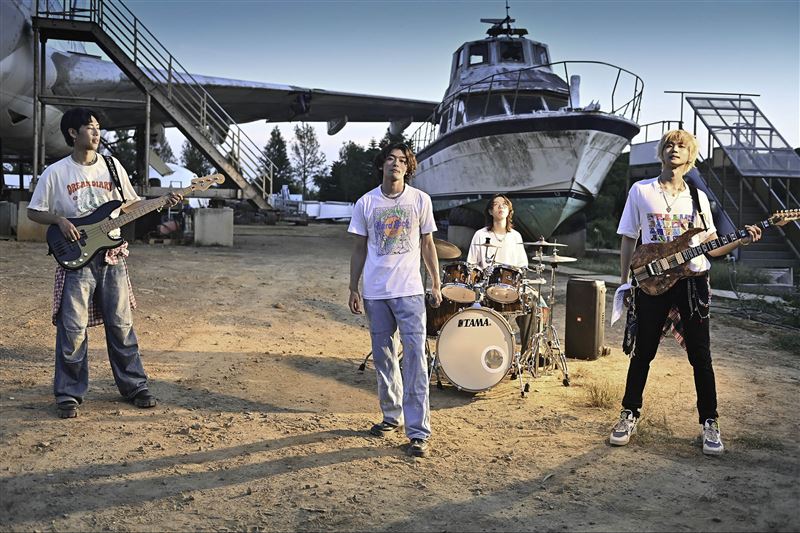 帕拉斯 PALLAS推出新歌〈下天堂〉。左起漢堡、FAMA、大寶、小葵。(圖/迷音樂提供)