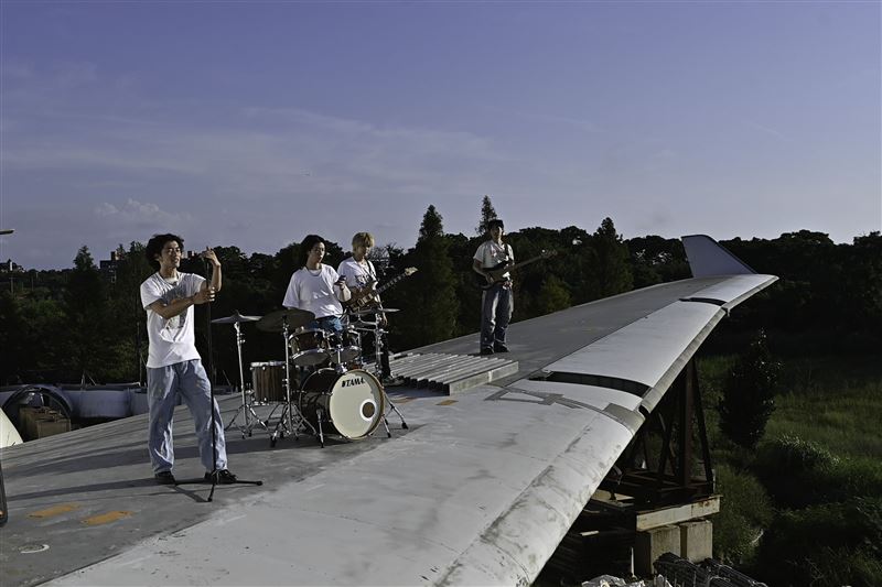 帕拉斯 PALLAS〈下天堂〉MV登上機翼拍攝。(圖/迷音樂提供)