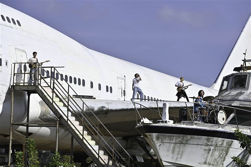 帕拉斯 PALLAS〈下天堂〉MV登上機翼拍攝。(圖/迷音樂提供)