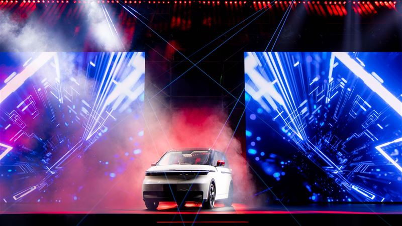 King of電動車!鴻海MIH智庫隱藏類股致富密碼! 《MIH期刊》第三期重磅出擊,揭示電池已成「能源資產」,不再是耗材。期刊搶先曝光歐盟數位護照、固態電池最新佈局、以及V2G賺錢模式。MIH分析台灣優勢,助台廠輸出合規方案,躍升亞太電池樞紐,掌握「資料、治理、協作」三大關鍵,找到電動車產業的黃金契機。(圖/鴻海提供)