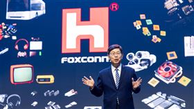 鴻海（2317）今（5）日公告2026年1月營收達新台幣7,300億元，雖月減15.39%，但年增幅度高達35.53%，創下歷年同期新高紀錄 。主要受惠於AI雲端產品拉貨動能強勁 。鴻海指出，儘管進入傳統淡季，但AI機櫃出貨持續放量，加上消費智能產品表現優於預期，第一季能見度佳，預估季節性表現將優於過去5年區間 。（圖／鴻海提供）