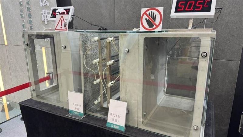 房市轉冷也不怕!冠軍磁磚(1806.TW)祭出「高價值」策略突圍。主打90x180公分大尺寸磁磚,發動「小宅放大術」,讓蝸居視覺秒變豪宅。更猛的是ESG黑科技「會呼吸的外牆」,實測室內降溫6度,狂省30%冷氣費。此外,因應高齡化社會,冠軍推動「全室防滑」成居家保命標配。建材龍頭轉型,讓房子住得安全又增值。(圖/記者師瑞德攝影)