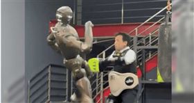 中國人型機器人完勝！特斯拉Optimus遞水摔跤，眾擎T800已在飛踢老闆。(圖/翻攝南華早報)