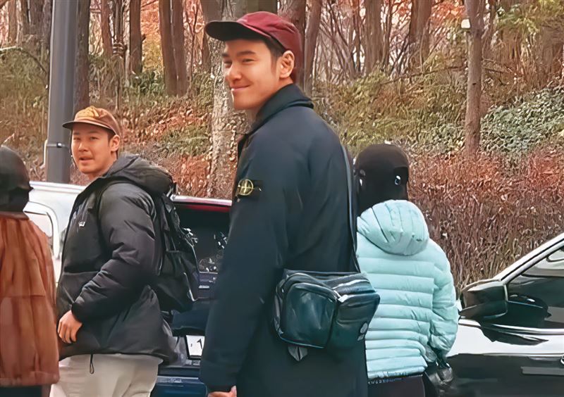 阮經天(左)在電影殺青後,飛往韓國會見女友徐小姐(右),對於粉絲直擊,態度落落大方。(翻攝自小紅書)