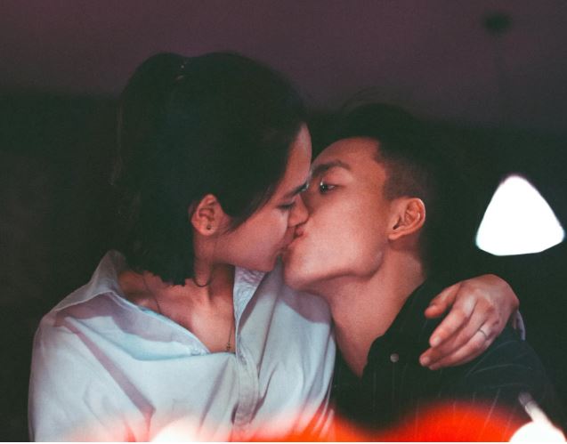 不是浪漫那麼簡單！醫師指出，接吻可能交換大量口腔細菌，維持良好口腔衛生有助降低風險。（示意圖／pexels）